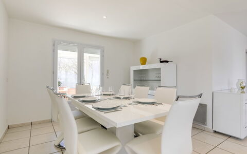 Villa Languedoc: Proprietà, Camera, Bianca, Mobilia, Interior Design, Tavolo, Immobiliare, Costruzione, Sala Da Pranzo, Casa