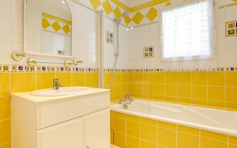 Villa Languedoc: Bagno, Giallo, Piastrella, Camera, Proprietà, Interior Design, Soffitto, Parete, Pavimento, Architettura