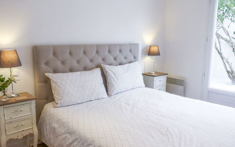 Villa Languedoc: Camera Da Letto, Mobilia, Letto, Camera, Proprietà, Lenzuolo, Materasso, Telaio Del Letto, Bedding, Interior Design