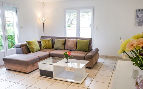 Villa Languedoc: Soggiorno, Mobilia, Camera, Proprietà, Interior Design, Divano, Pavimento, Giallo, Costruzione, Casa