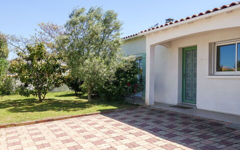 Villa Languedoc: Proprietà, Casa, Casa, Immobiliare, Costruzione, Zona Residenziale, Albero, Lotto, Estate, Erba