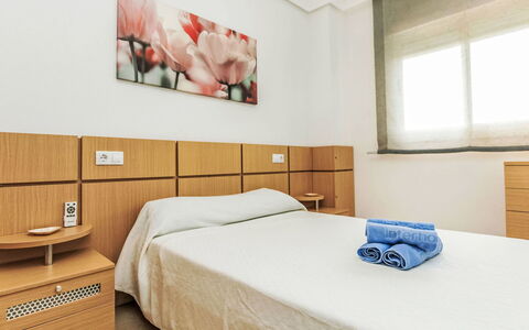La Mar Bella: Letto, Pavimentazione, Pavimento, Camera Da Letto, Mobilia, Interior Design, Lenzuolo, Camera, Bedding, Soffitto