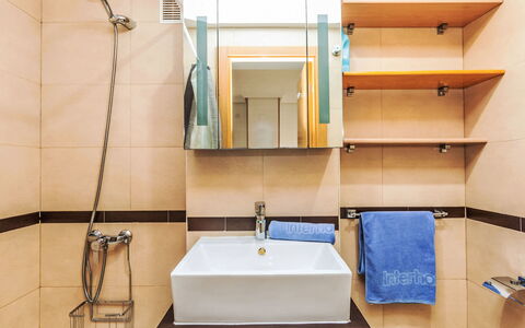 La Mar Bella: Interior Design, Pavimentazione, Idraulico Fixture, Pavimento, Lavello, Bagno, Rubinetto, Idraulico, Specchio, Piastrella