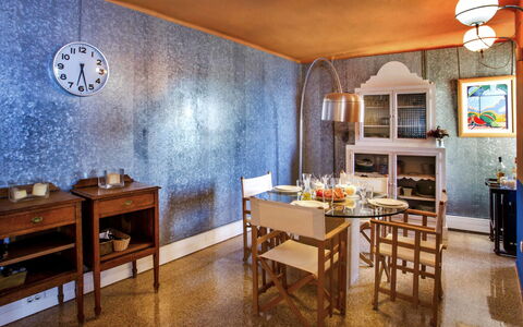 Torre del Castillo: Tavolo, Proprietà, Mobilia, Costruzione, Legna, Illuminazione, Interior Design, Controsoffitto, Casa, Sedia