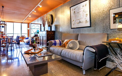 Torre del Castillo: Cornice, Tavolo, Mobilia, Divano, Proprietà, Illuminazione, Comfort, Divano Letto, Interior Design, Legna