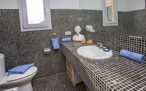 Torre del Castillo: Specchio, Rubinetto, Idraulico Fixture, Lavello, Lavandino Del Bagno, Bagno, Tessile, Costruzione, Viola, Interior Design