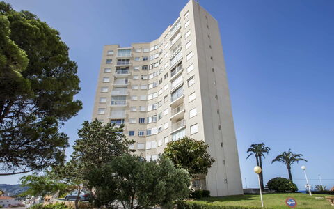 Torre del Castillo: Cielo, Costruzione, Pianta, Giorno, Grattacielo, Finestra, Albero, Casa, Architettura, Palazzone