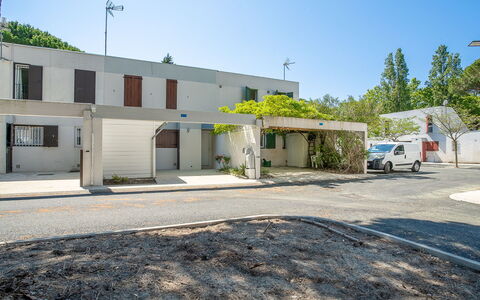 Villas Plein Soleil 1: Mobilia, Costruzione, Tavolo, Pianta, Sedia, Pianta Della Casa, Shade, Arancia, Interior Design, Pavimentazione