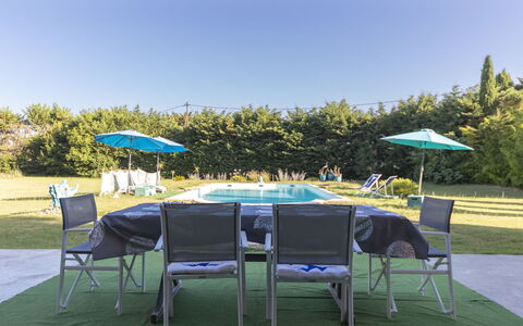 Un Petit Coin de Paradis: Mobilia, Mobili Da Esterno, Sedia, Tavolo Esterno, Shade, Piscina, Prato, Tempo Libero, Giardino, Ombrello