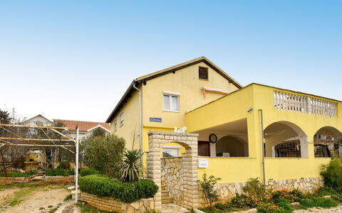 Marijana: Pianta, Cielo, Costruzione, Finestra, Lotto, Albero, Shade, Casa, Quartiere, Paesaggio