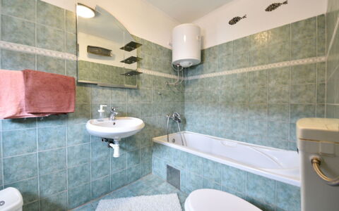 Marijana: Specchio, Rubinetto, Idraulico Fixture, Lavandino Del Bagno, Lavello, Proprietà, Fotografia, Bagno, Viola, Costruzione