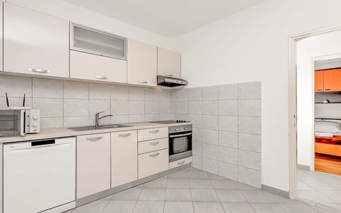 Ruža: Camera, Proprietà, Mobilia, Cabinetry, Cucina, Controsoffitto, Interior Design, Piastrella, Pavimento, Immobiliare