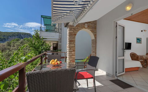 Martina: Mobilia, Costruzione, Sedia, Nube, Cielo, Shade, Legna, Divano, Pianta, Interior Design