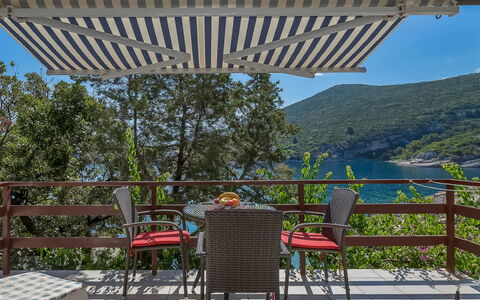 Martina: Mobilia, Tavolo, Proprietà, Cielo, Pianta, Shade, Mobili Da Esterno, Sedia, Albero, Interior Design