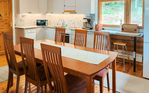 Mäntyniemi: Mobilia, Pavimentazione, Interior Design, Pavimento, Legna, Tavolo, Sedia, Cucina & Sala Da Pranzo Tavolo, Pavimento In Legno, Sala Da Pranzo