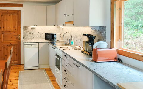 Mäntyniemi: Cucina, Elettrodomestico Da Cucina, Controsoffitto, Apparecchio Major, Cabinetry, Interior Design, Legna, Pavimentazione, Lavandino Della Cucina, Mobilia