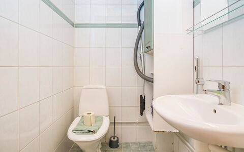 Villa Kuukso: Bagno, Toilet Seat, Gabinetto, Idraulico Fixture, Lavandino Del Bagno, Pavimentazione, Pavimento, Interior Design, Lavello, Idraulico