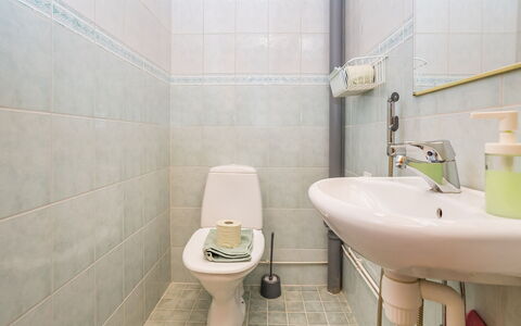 Villa Lakka: Toilet Seat, Idraulico Fixture, Gabinetto, Pavimentazione, Bagno, Pavimento, Idraulico, Interior Design, Lavello, Lavandino Del Bagno