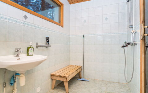 Villa Lakka: Pavimentazione, Legna, Pavimento, Idraulico Fixture, Interior Design, Soffitto, Bagno, Idraulico, Rubinetto, Materiale Composito