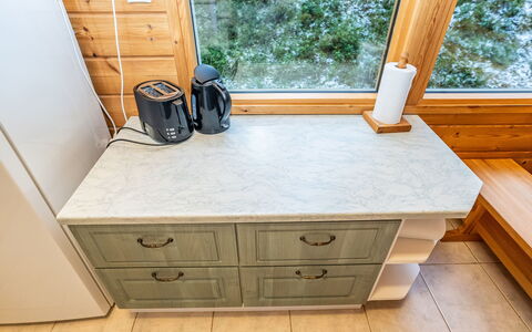 Villa Valokki: Pavimentazione, Cabinetry, Cassetto, Controsoffitto, Color Legno, Elettrodomestico Da Cucina, Credenza, Cucina, Materiali Naturali, Elettrodomestico
