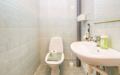 Villa Valokki: Toilet Seat, Gabinetto, Bagno, Idraulico Fixture, Pavimentazione, Pavimento, Lavandino Del Bagno, Idraulico, Lavello, Interior Design