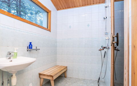 Villa Valokki: Pavimentazione, Legna, Pavimento, Idraulico Fixture, Interior Design, Soffitto, Idraulico, Rubinetto, Camera, Bagno