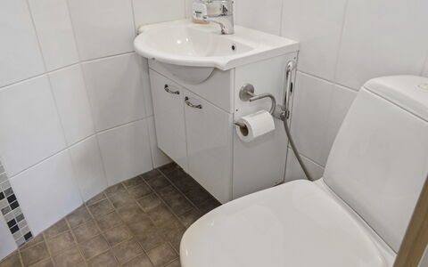 Ruka Snow and Sun 4: Bagno, Idraulico Fixture, Lavandino Del Bagno, Toilet Seat, Lavello, Gabinetto, Pavimentazione, Bianca, Pavimento, Rubinetto