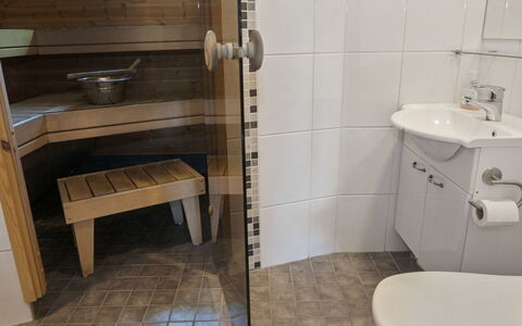Ruka Snow and Sun 4: Pavimentazione, Pavimento, Bagno, Idraulico Fixture, Legna, Interior Design, Piastrella, Idraulico, Camera, Gabinetto