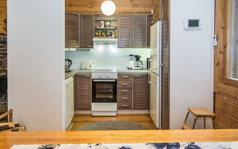 Purnukylä 6: Cucina, Interior Design, Elettrodomestico Da Cucina, Apparecchio Major, Controsoffitto, Pavimentazione, Mobilia, Legna, Soffitto, Pavimento