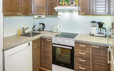 Purnukylä 6: Cucina, Cabinetry, Controsoffitto, Elettrodomestico Da Cucina, Apparecchio Major, Legna, Pavimentazione, Mobilia, Interior Design, Lavandino Della Cucina