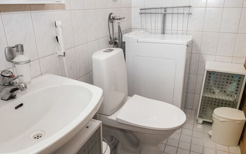 Purnukylä 6: Toilet Seat, Bagno, Gabinetto, Idraulico Fixture, Lavandino Del Bagno, Lavello, Pavimentazione, Rubinetto, Idraulico, Pavimento