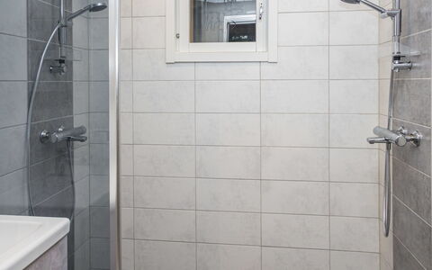Purnukylä 6: Bagno, Parete, Idraulico Fixture, Pavimentazione, Pavimento, Soffione Doccia, Doccia, Idraulico, Piastrella, Interior Design