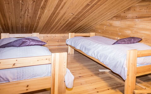 Purnukylä 6: Legna, Camera Da Letto, Soffitto, Mobilia, Letto, Pavimento, Attico, Interior Design, Pavimentazione, Latifoglie