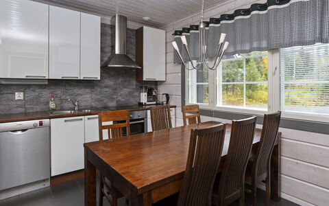 Rukanloisto a: Mobilia, Pavimentazione, Legna, Interior Design, Cucina, Controsoffitto, Soffitto, Pavimento, Sedia, Cucina & Sala Da Pranzo Tavolo