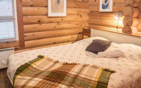 Kotka: Legna, Mobilia, Camera Da Letto, Interior Design, Letto, Pavimento, Lenzuolo, Illuminazione, Pavimentazione, Marrone