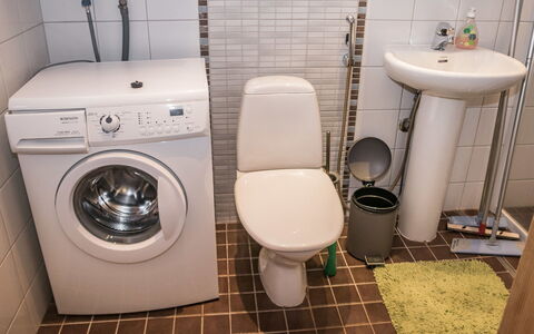 Kotka: Idraulico Fixture, Lavatrice, Pavimentazione, Lavello, Pavimento, Interior Design, Bagno, Idraulico, Lavandino Del Bagno, Asciugatrice