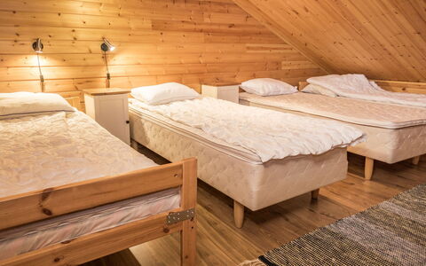 Kotka: Pavimento, Pavimentazione, Interior Design, Camera Da Letto, Letto, Legna, Pavimento In Legno, Soffitto, Lenzuolo, Bedding