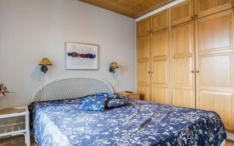 Palokärki: Mobilia, Letto, Interior Design, Camera Da Letto, Bedding, Lenzuolo, Legna, Pavimentazione, Pavimento, Camera