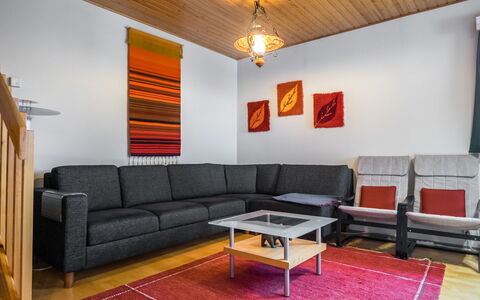 Palokärki: Mobilia, Pavimentazione, Interior Design, Pavimento, Divano, Legna, Soggiorno, Soffitto, Camera, Illuminazione