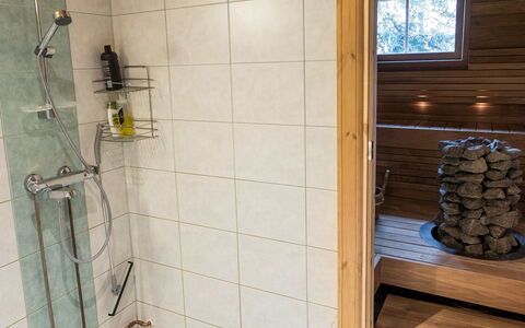 Pyryruka 1: Pavimentazione, Legna, Pavimento, Interior Design, Idraulico Fixture, Bagno, Idraulico, Soffione Doccia, Camera, Doccia