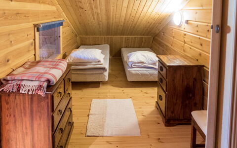 Pyryruka 1: Pavimento, Letto, Pavimentazione, Interior Design, Camera Da Letto, Legna, Mobilia, Soffitto, Camera, Lenzuolo
