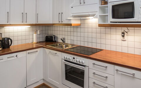 Karhunvartijan Linna B14: Cucina, Elettrodomestico Da Cucina, Controsoffitto, Apparecchio Major, Cabinetry, Pavimentazione, Legna, Interior Design, Lavandino Della Cucina, Lavello