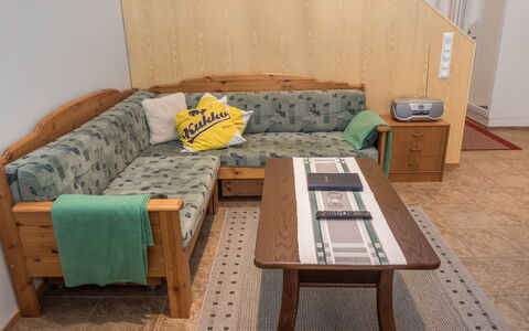 Karhunvartijan Linna B14: Mobilia, Pavimentazione, Legna, Pavimento, Interior Design, Divano, Tavolo, Camera, Color Legno, Soggiorno