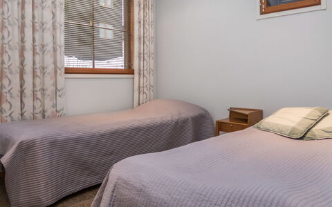 Karhunvartijan Linna B14: Letto, Camera Da Letto, Mobilia, Pavimento, Legna, Interior Design, Lenzuolo, Pavimentazione, Bedding, Biancheria
