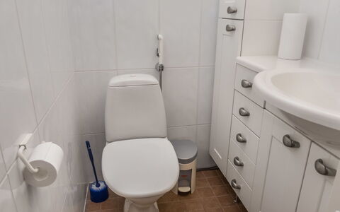 Karhunvartijan Linna B14: Toilet Seat, Bagno, Gabinetto, Idraulico Fixture, Lavandino Del Bagno, Lavello, Bianca, Pavimentazione, Pavimento, Interior Design