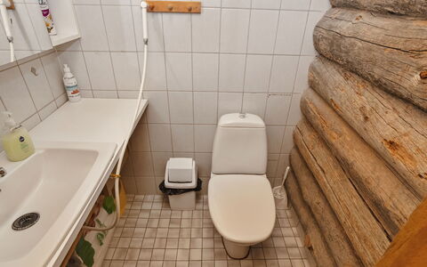 Karhunpesä: Toilet Seat, Gabinetto, Legna, Pavimentazione, Idraulico Fixture, Pavimento, Bagno, Idraulico, Camera, Bidet