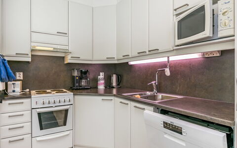 Karhunvartijan Kota B1: Elettrodomestico Da Cucina, Cucina, Apparecchio Major, Controsoffitto, Interior Design, Elettrodomestico, Pavimentazione, Cabinetry, Cucina Stufa, Mobilia