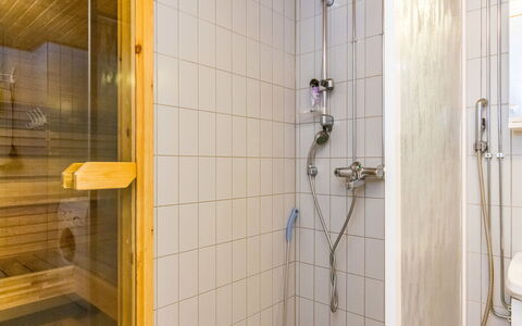 Karhunvartijan Kota B1: Idraulico Fixture, Pavimentazione, Bagno, Pavimento, Interior Design, Soffione Doccia, Doccia, Idraulico, Doccia Bar, Camera