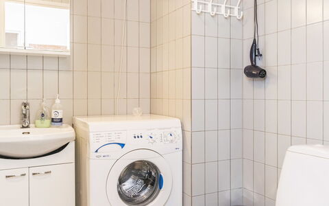 Karhunvartijan Kota B1: Lavatrice, Idraulico Fixture, Interior Design, Pavimentazione, Pavimento, Lavello, Bagno, Asciugatrice, Rubinetto, Lavanderia