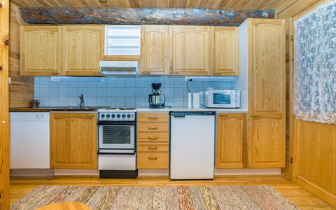 Kuontijärvi a: Legna, Pavimentazione, Pavimento, Soffitto, Interior Design, Lavello, Camera, Cucina, Cabinetry, Color Legno
